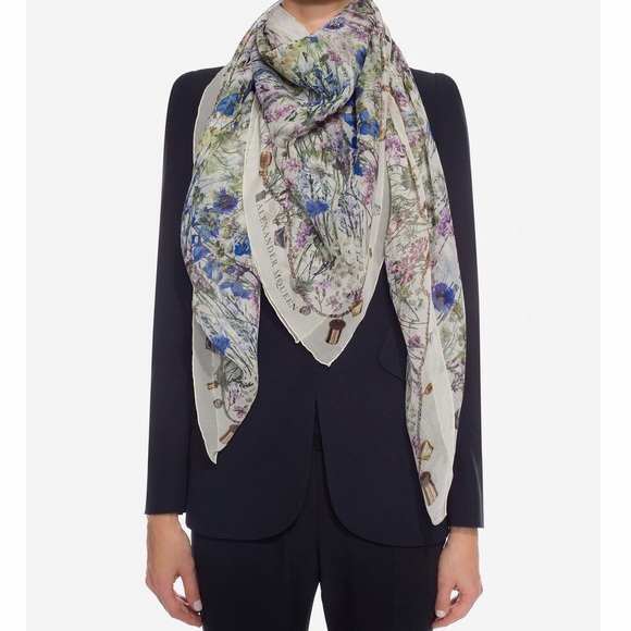 Alexander McQueen β€οΈβ€οΈβ€οΈ Wild Meadow Silk Scarf - Picture 8 of 8